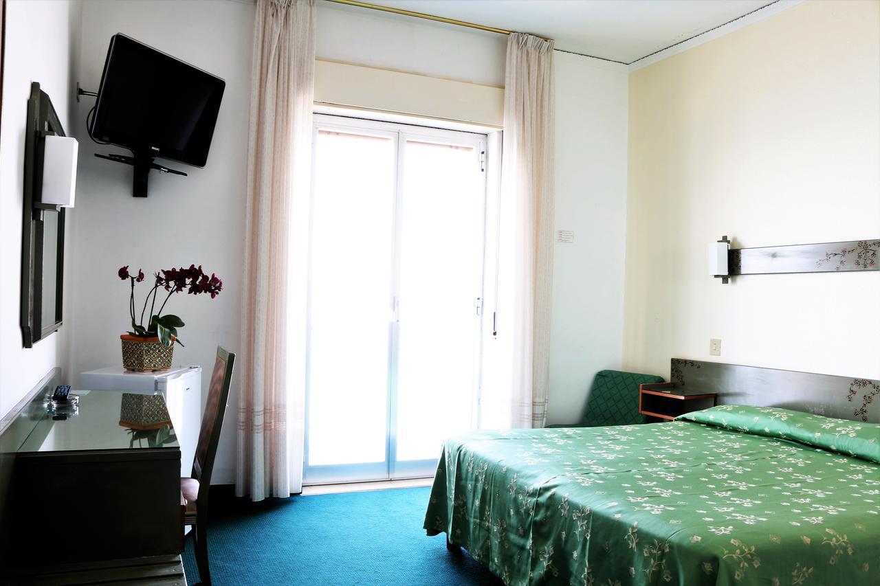 Hotel Kennedy SantʼAlessio Siculo Quarto foto